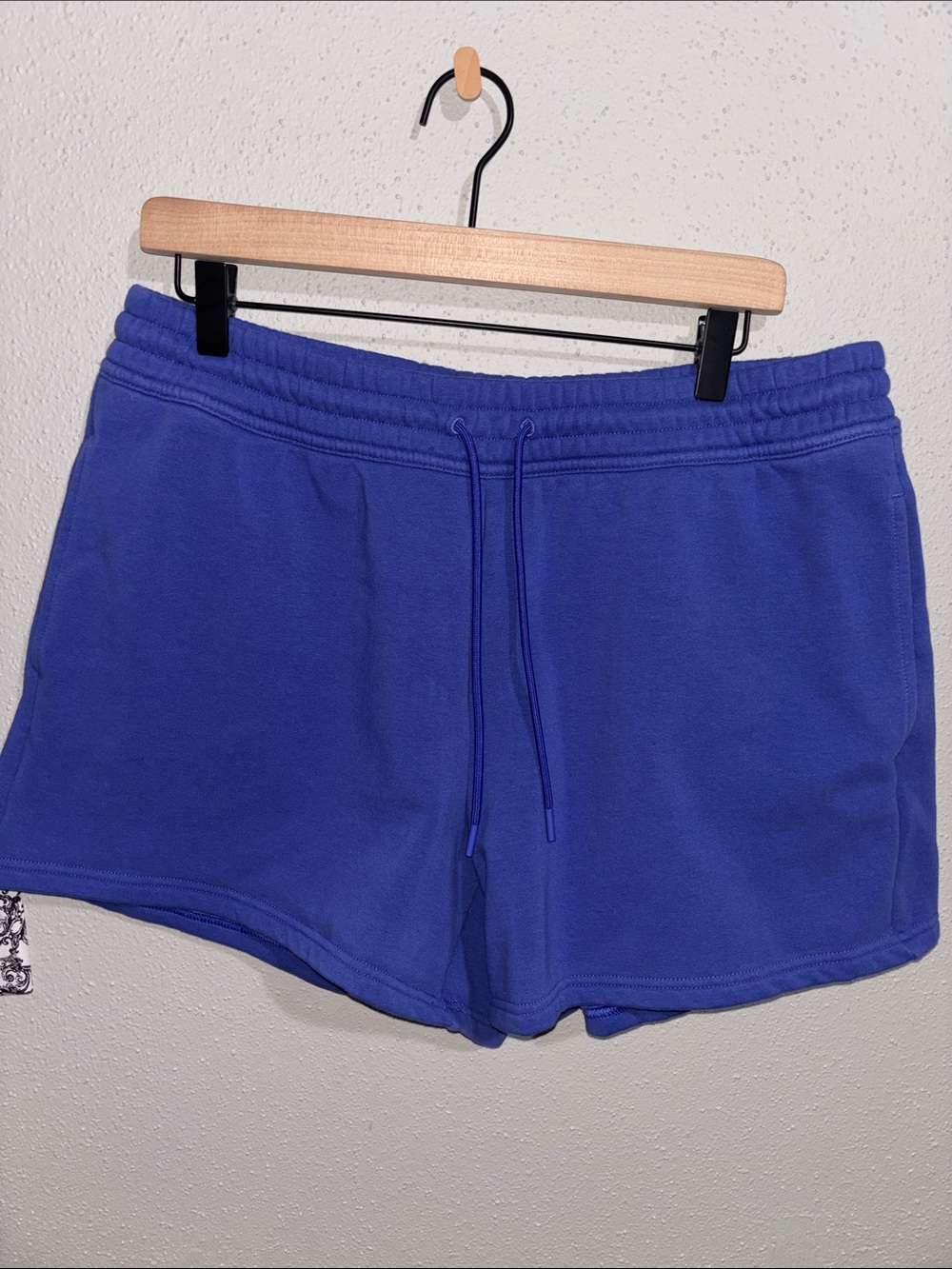 Athleta - women’s Mid Rise Sportie Short (size Large)